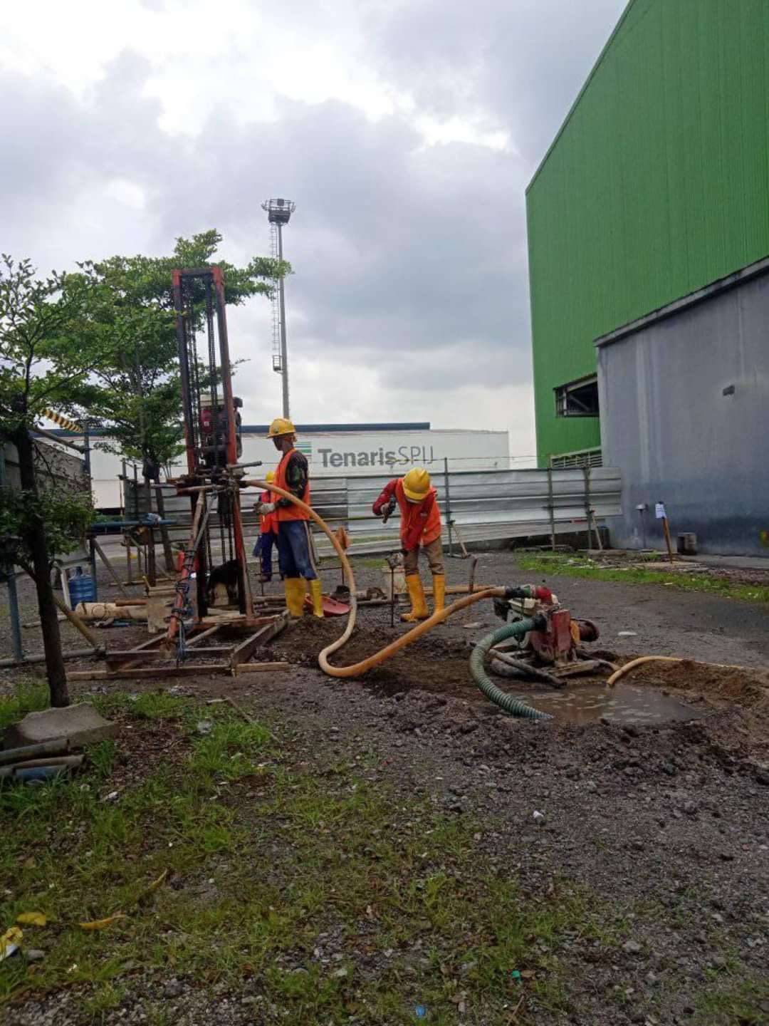 Pengeboran sumur di area industri/pabrik
